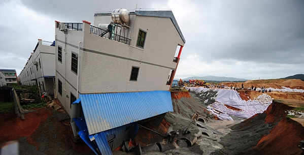混凝土、民房?jī)A斜