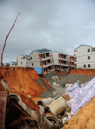 混凝土、民房?jī)A斜