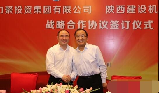 近日，陜建機械與安徽力聚簽訂戰(zhàn)略合作協(xié)議，陜建機械董事長楊宏軍，副總經(jīng)理、營銷總監(jiān)賀衛(wèi)東，安徽力聚投資集團董事長宋執(zhí)壽，黨支部書記陳邦勤以及安徽潤路公司總經(jīng)理杜永龍等單位領(lǐng)導(dǎo)出席了會議